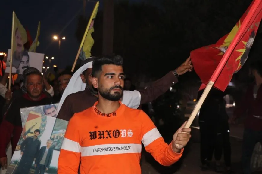 أهالي منبج يطالبون بالحرية الجسدية للقائد عبدالله أوجلان في مسيرة جماهيرية