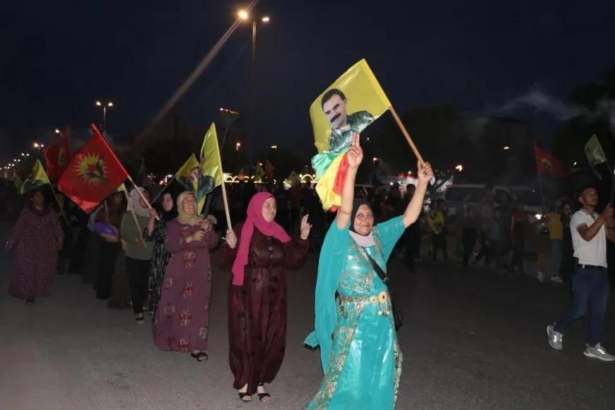 أهالي منبج يطالبون بالحرية الجسدية للقائد عبدالله أوجلان في مسيرة جماهيرية