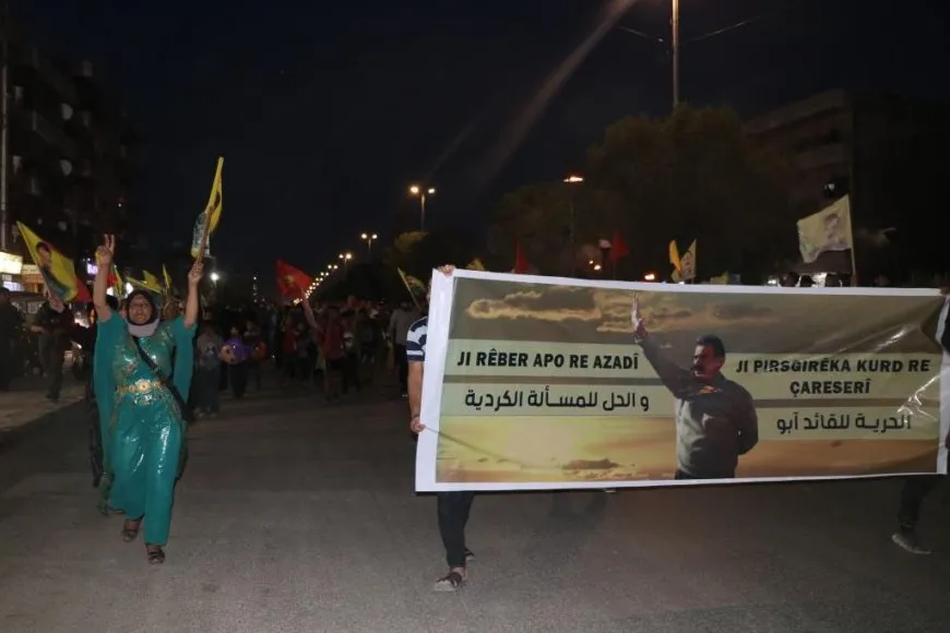 أهالي منبج يطالبون بالحرية الجسدية للقائد عبدالله أوجلان في مسيرة جماهيرية