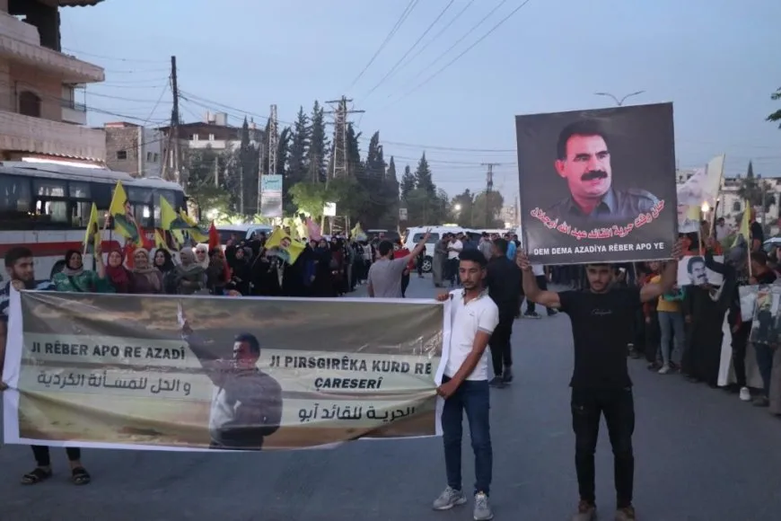 أهالي منبج يطالبون بالحرية الجسدية للقائد عبدالله أوجلان في مسيرة جماهيرية
