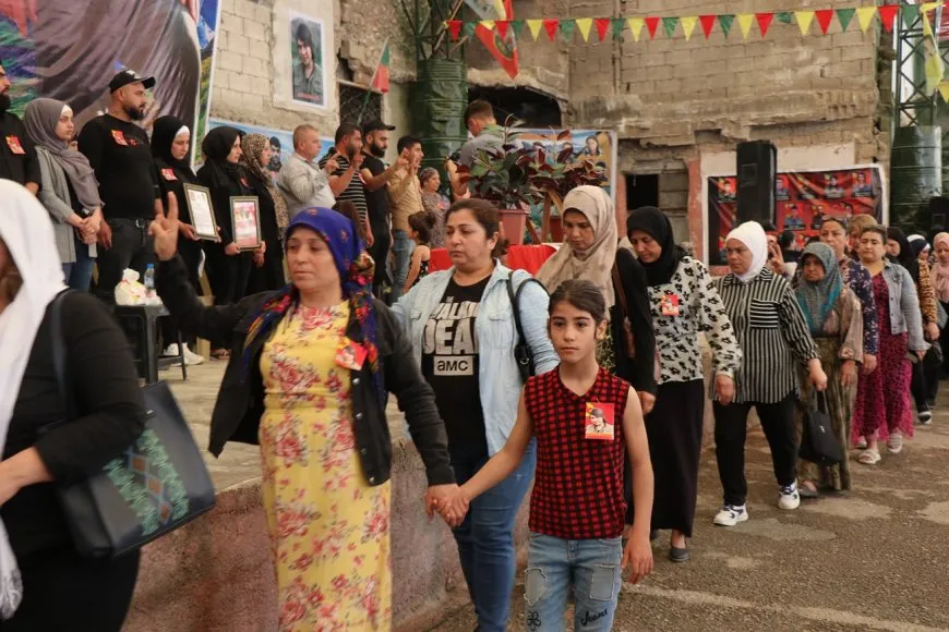تقديم واجب العزاء لذوي المقاتلة دلجين آزادي في حلب