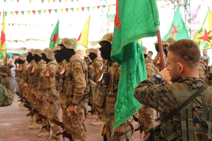 تقديم واجب العزاء لذوي المقاتلة دلجين آزادي في حلب