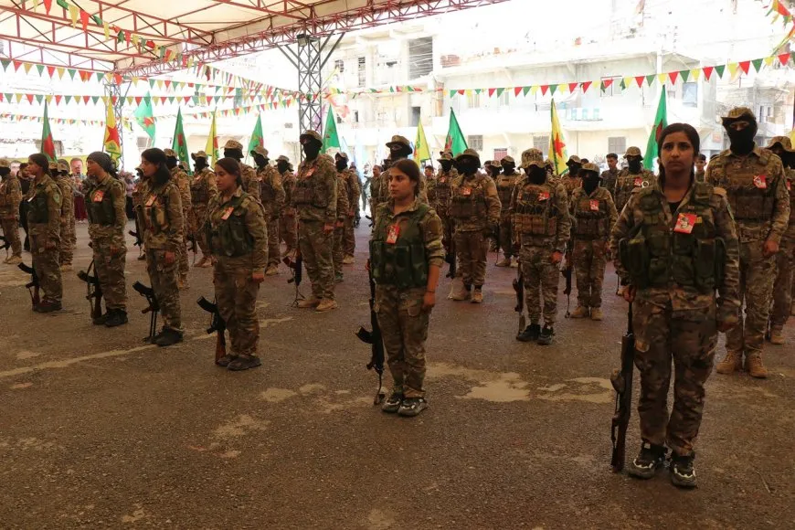 تقديم واجب العزاء لذوي المقاتلة دلجين آزادي في حلب