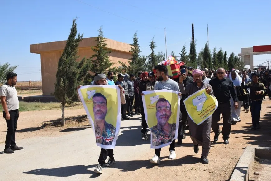 جثمان مقاتل قسد الشهيد حميد الموسى يوارى الثرى في الشدادي