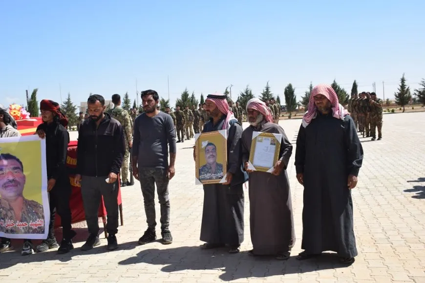جثمان مقاتل قسد الشهيد حميد الموسى يوارى الثرى في الشدادي