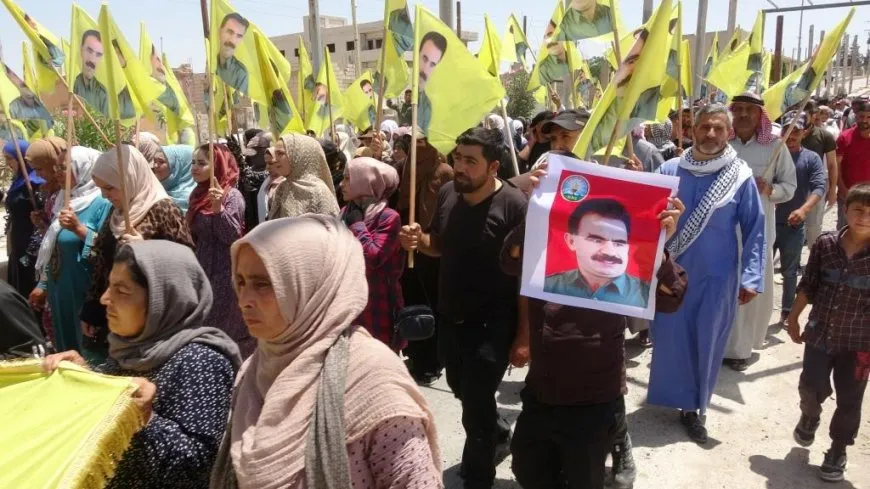 حناجر أهالي مقاطعة الفرات تصدح "لا حيادة دون القائد"