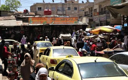 الأسواق تنبض بالحياة والزحام مع توافد الناس لشراء مستلزمات العيد
