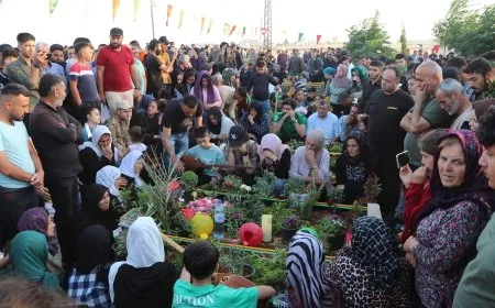 أهالي شمال وشرق سوريا يستقبلون العيد بزيارة الشهداء