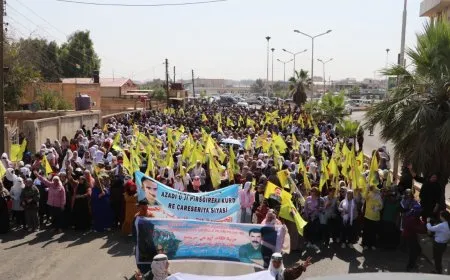 "أوجلان بوصلة التائهين عن الحقيقة" خلال مسيرة جماهيرية في الحسكة