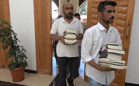 في يومه الثاني توزيع 700 كتاب من مجلدات القائد عبدالله أوجلان
