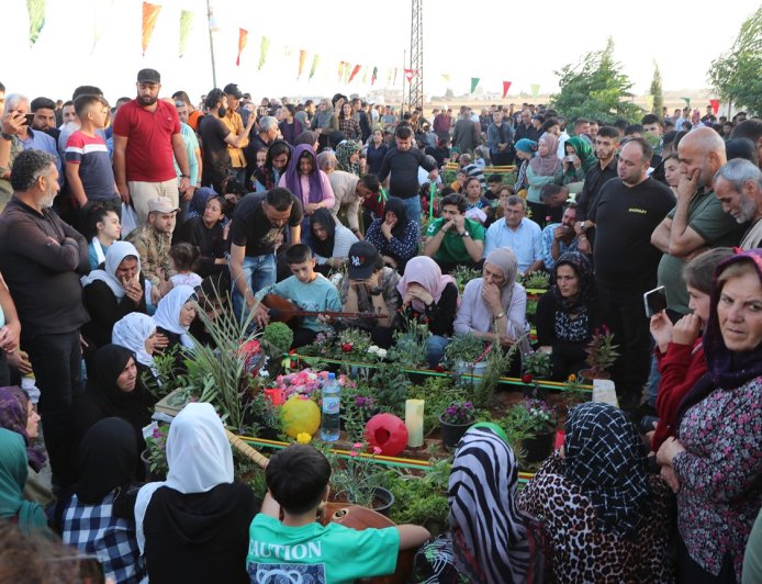 أهالي شمال وشرق سوريا يستقبلون العيد بزيارة الشهداء