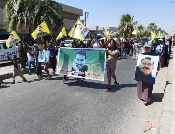 مسيرتان في دير الزور والطبقة للمطالبة بحرية القائد عبد الله أوجلان الجسدية