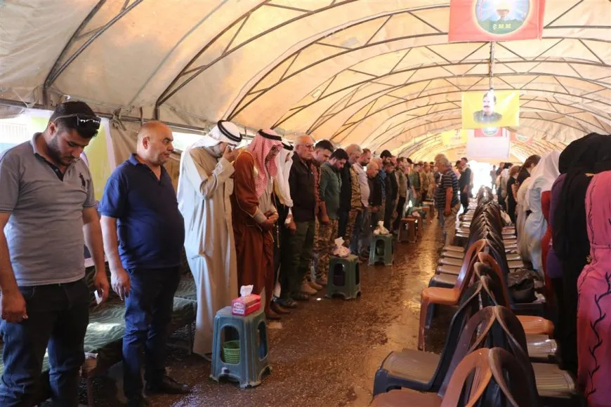 تقديم واجب العزاء لذوي مقاتل قوات سوريا الديمقراطية