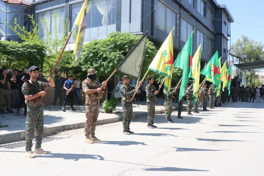أهالي حلب يستقبلون جثمان الشهيد قهرمان