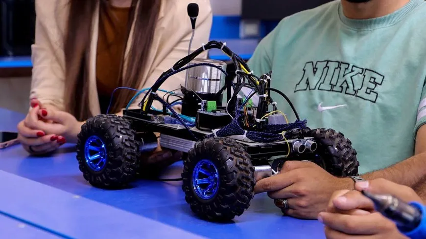 ASTRO روبوت ناطق من ابتكار طلبة جامعة روج آفا