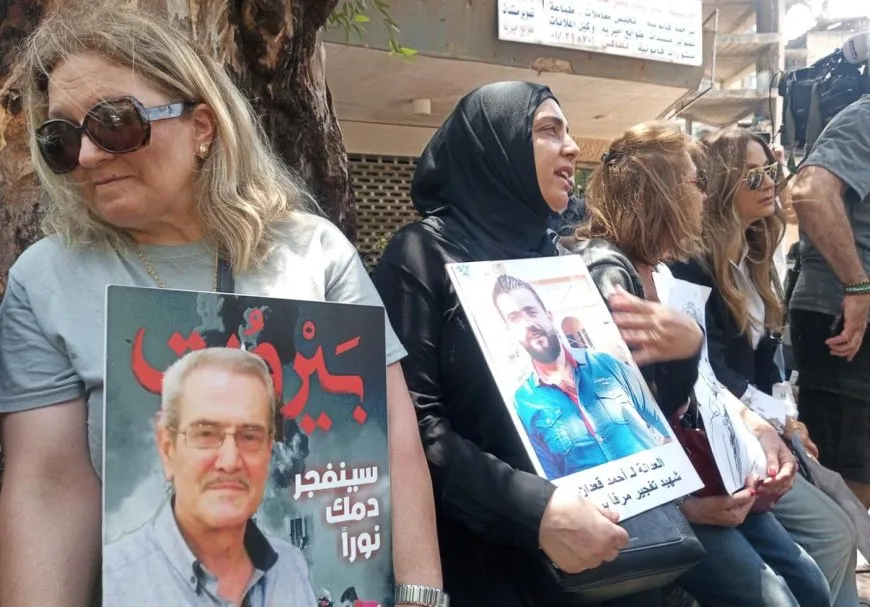 ضحايا مرفأ بيروت يحتجون أمام قصر العدل في بيروت 