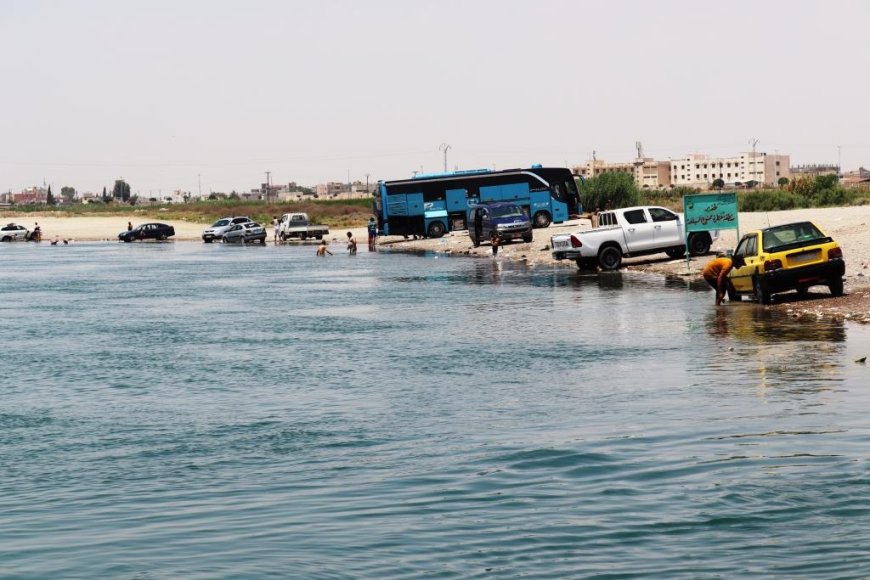 نهر الفرات مقصد للأهالي في الصيف