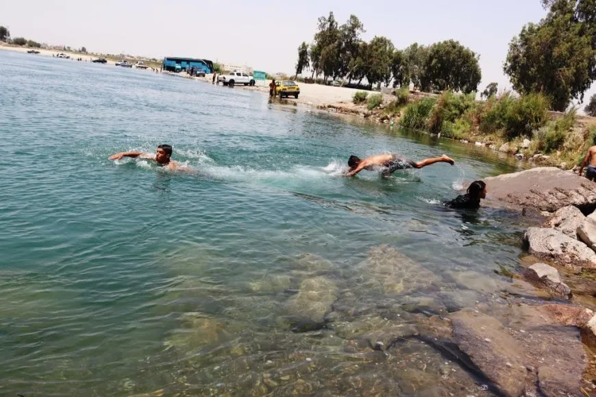 نهر الفرات مقصد للأهالي في الصيف