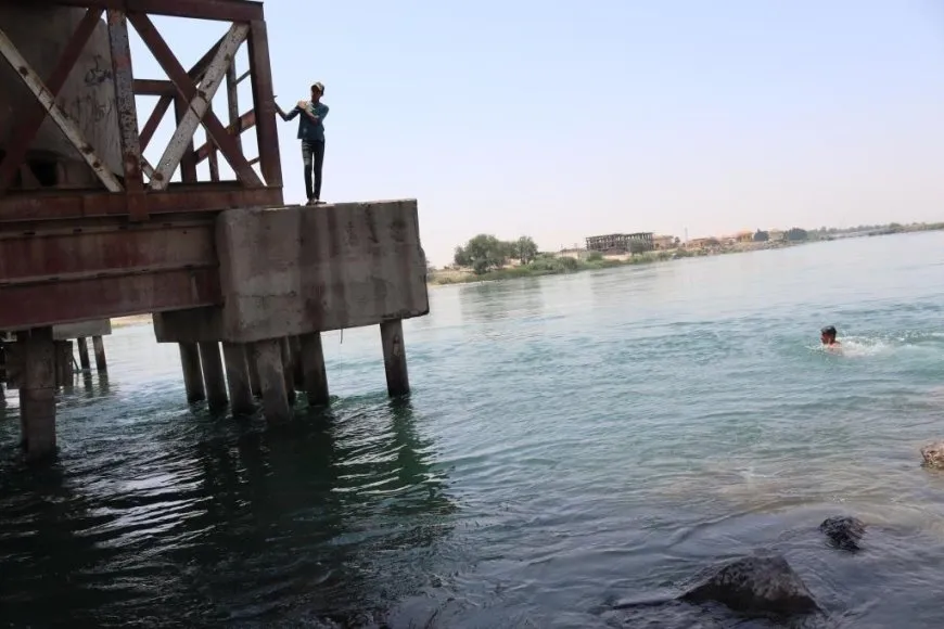 نهر الفرات مقصد للأهالي في الصيف