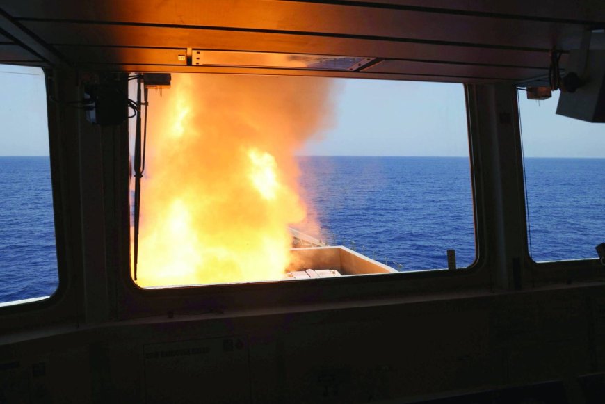 اشتعال النار في سفينتين بعد إصابتهما بصواريخ قبالة سواحل عدن