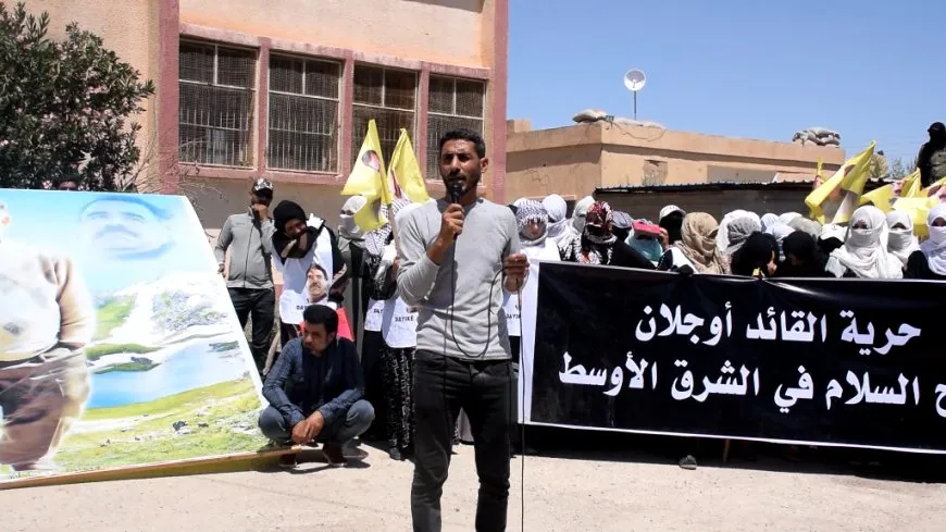 مسيرة حاشدة للتنديد بالعزلة على القائد والمطالبة بحريته الجسدية