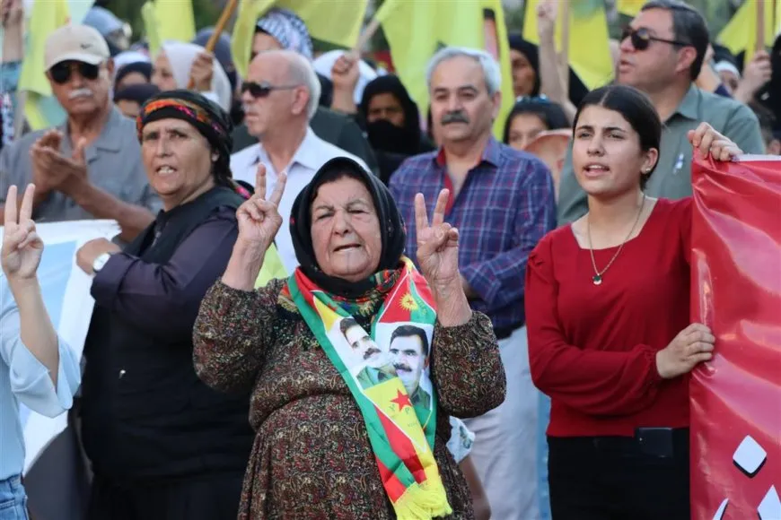 خلال مسيرة جماهيرية حاشدة.. المئات ينددون بالعزلة ويحيون مقاومة إمرالي
