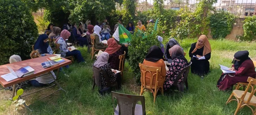 شابتان تحثان على قراءة مجلدات القائد عبد الله أوجلان