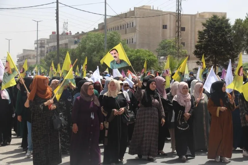 مسيرتان جماهريتان في الرقة ومنبج تنديداً بالعزلة المفروضة على القائد