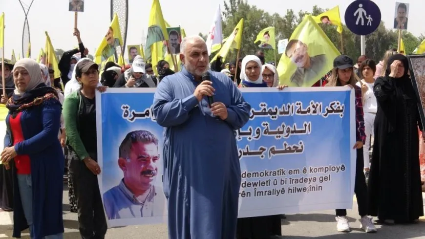 مسيرتان جماهريتان في الرقة ومنبج تنديداً بالعزلة المفروضة على القائد