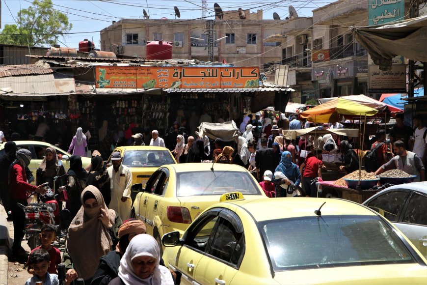 الأسواق تنبض بالحياة والزحام مع توافد الناس لشراء مستلزمات العيد