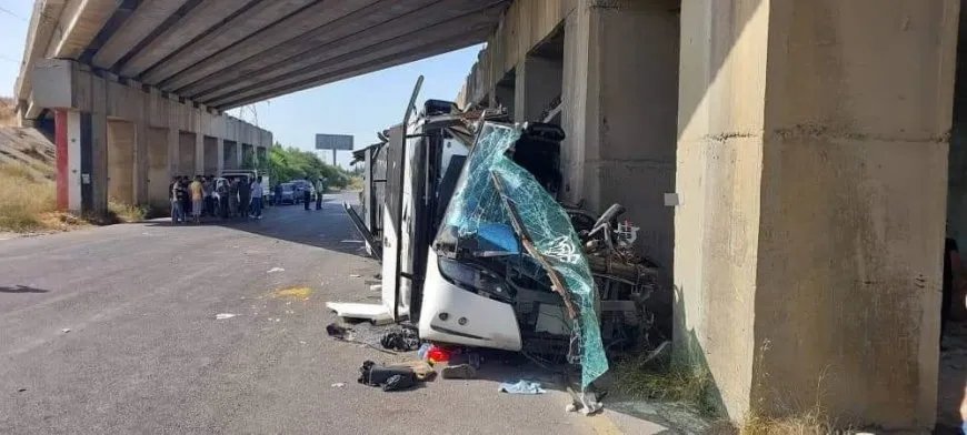 فقدان 5 أشخاص لحياتهم وإصابة 22 آخرين بحادث سير على طريق اللاذقية