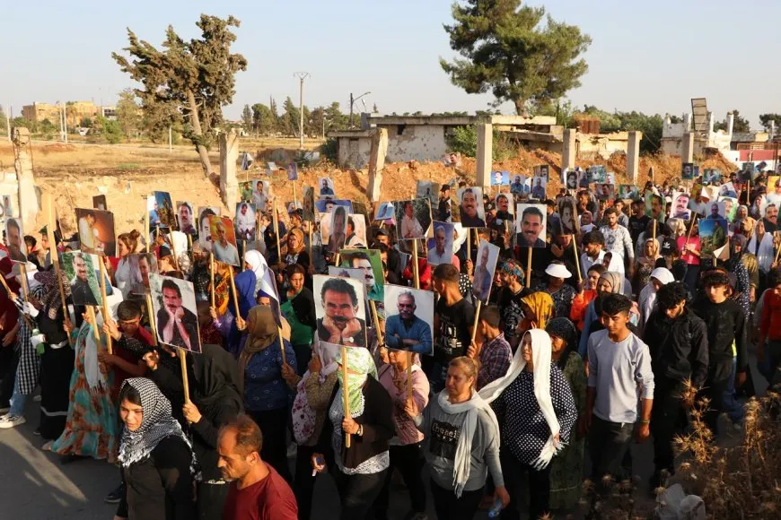 خلال مسيرة مطالبات بالحرية الجسدية للقائد عبدالله أوجلان