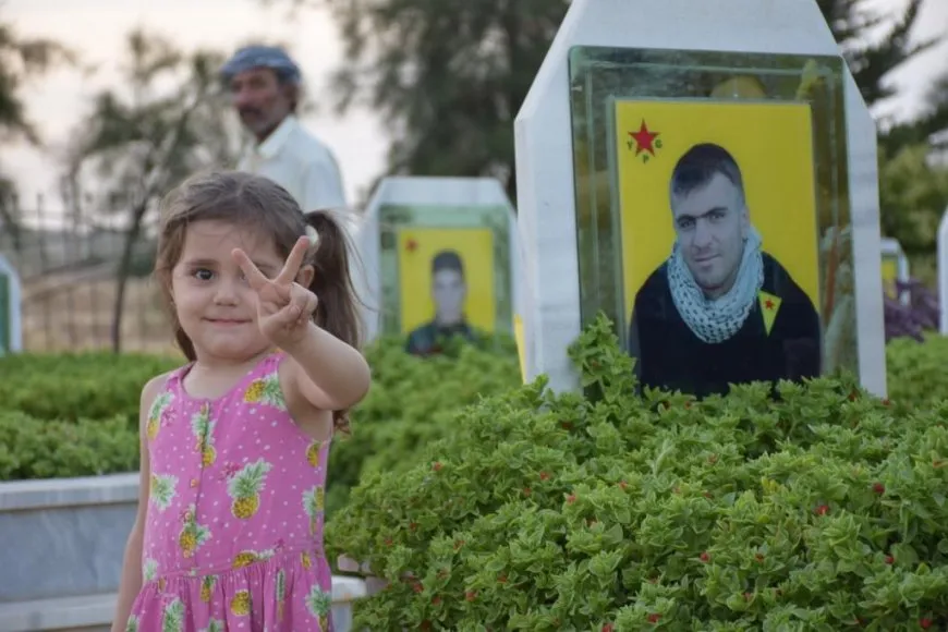 عشية عيد الأضحى إيقاد الشموع على أضرحة الشهداء وفاء لذكراهم