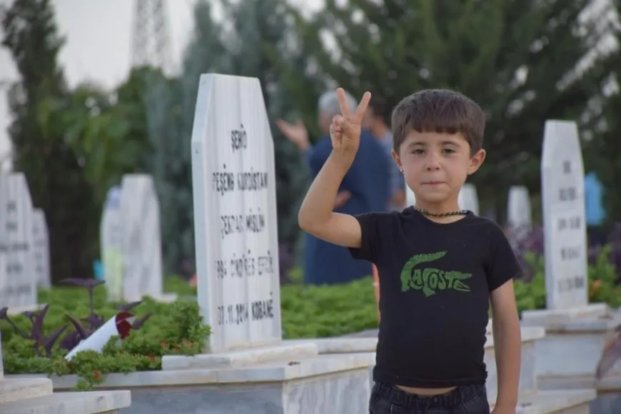 عشية عيد الأضحى إيقاد الشموع على أضرحة الشهداء وفاء لذكراهم