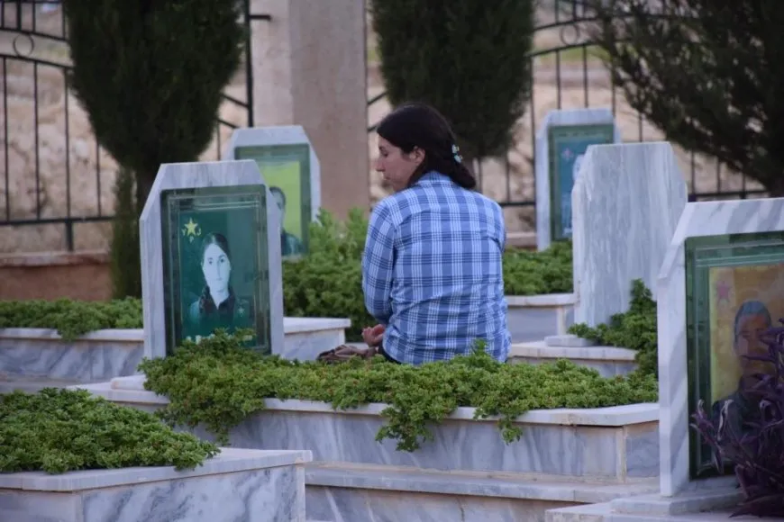 عشية عيد الأضحى إيقاد الشموع على أضرحة الشهداء وفاء لذكراهم