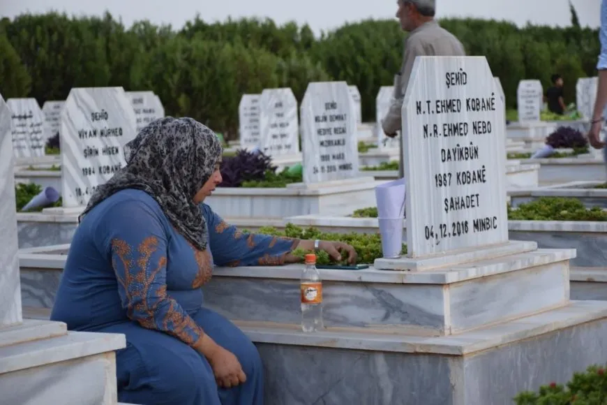 عشية عيد الأضحى إيقاد الشموع على أضرحة الشهداء وفاء لذكراهم