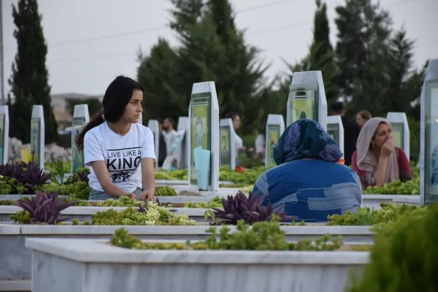 عشية عيد الأضحى إيقاد الشموع على أضرحة الشهداء وفاء لذكراهم