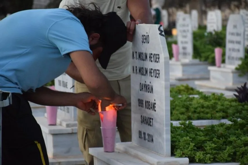 عشية عيد الأضحى إيقاد الشموع على أضرحة الشهداء وفاء لذكراهم
