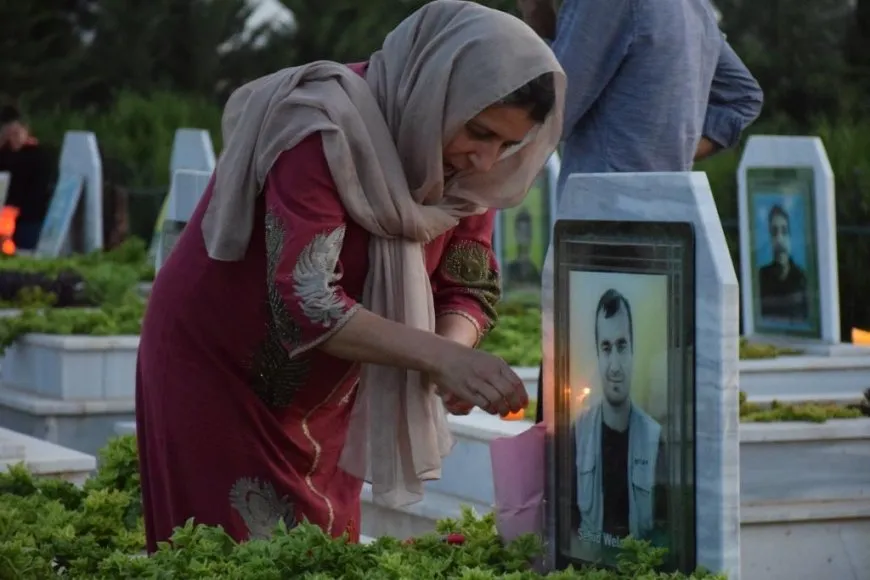 عشية عيد الأضحى إيقاد الشموع على أضرحة الشهداء وفاء لذكراهم