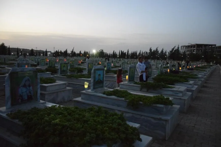 عشية عيد الأضحى إيقاد الشموع على أضرحة الشهداء وفاء لذكراهم