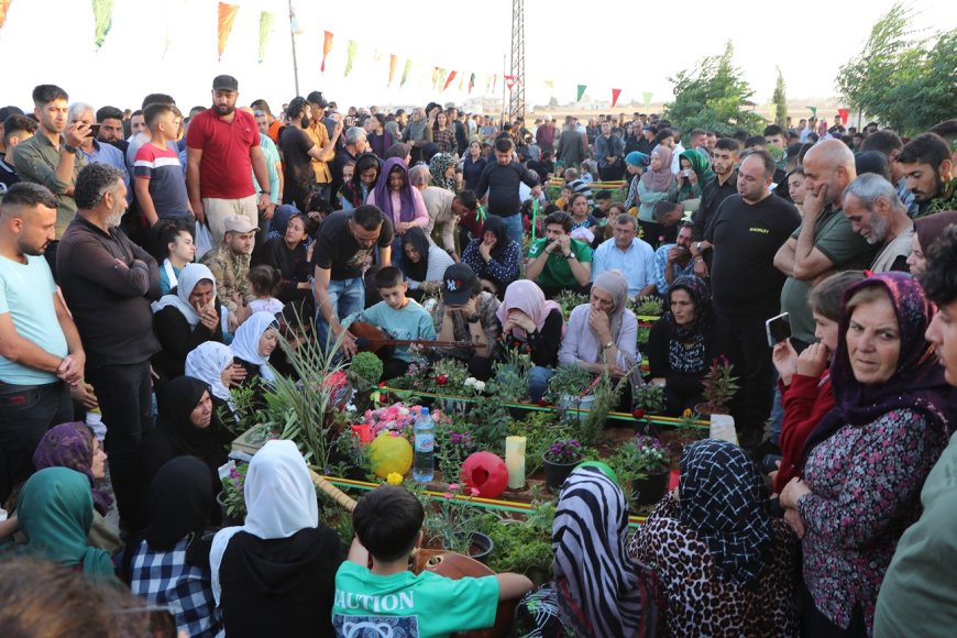 أهالي شمال وشرق سوريا يستقبلون العيد بزيارة الشهداء