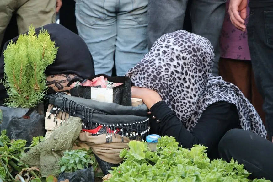 أهالي شمال وشرق سوريا يستقبلون العيد بزيارة الشهداء