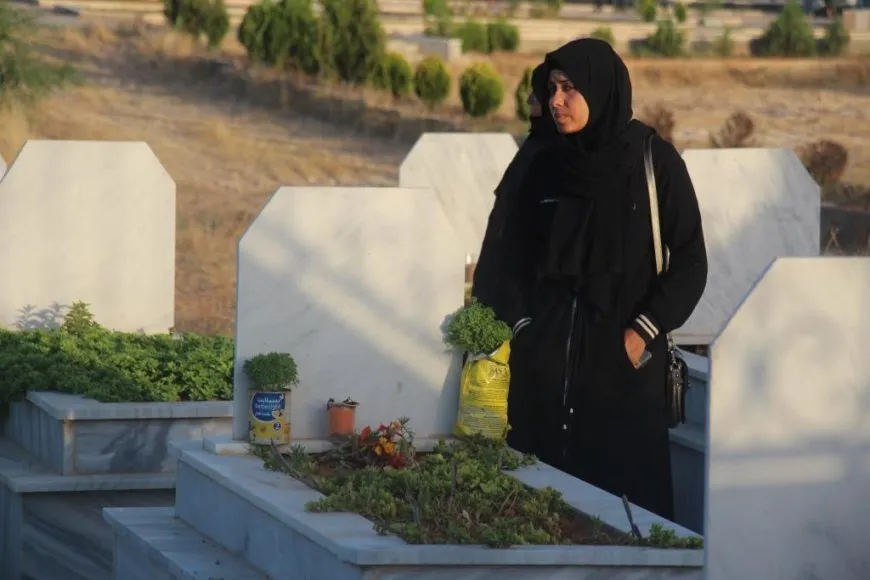 أهالي شمال وشرق سوريا يستقبلون العيد بزيارة الشهداء