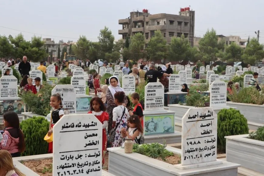 أهالي شمال وشرق سوريا يستقبلون العيد بزيارة الشهداء