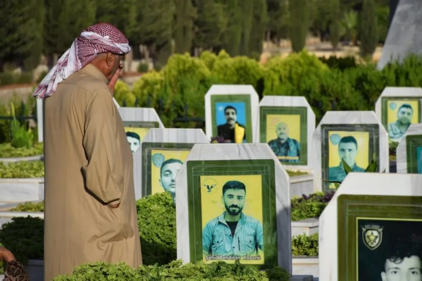 أهالي شمال وشرق سوريا يستقبلون العيد بزيارة الشهداء