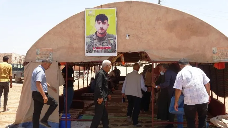 تقديم واجب العزاء لذوي مقاتل قسد إسماعيل الخلف