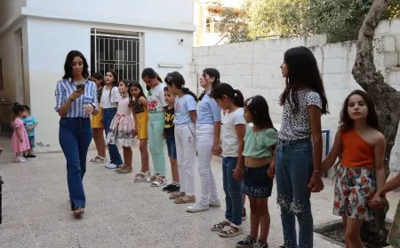 شابة سريانية تعلّم الفلكلور السرياني
