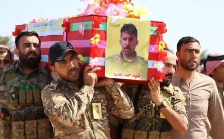 جثمان مقاتل لقوات سوريا الديمقراطية يوارى الثرى في الطبقة