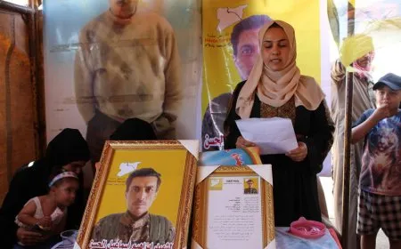 تقديم واجب العزاء لذوي مقاتل لقوات سوريا الديمقراطية