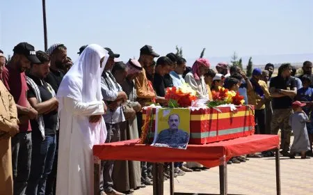 جثمان مقاتل قسد خالد الحسين يوارى الثرى